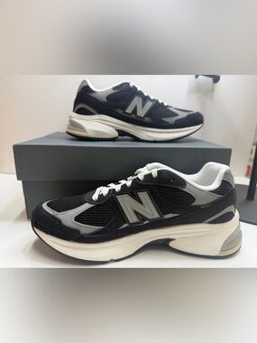 New Balance Men's Black and Gray Running Sneakers with White Accents